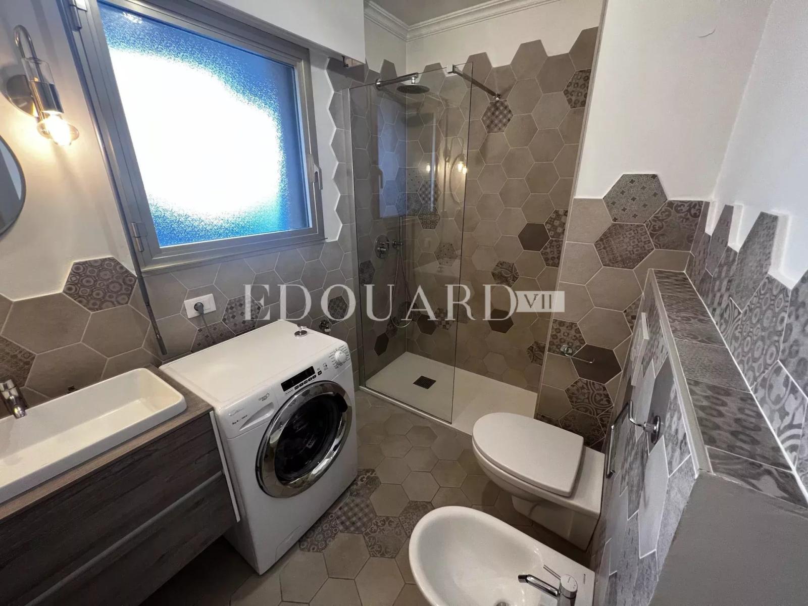 Joli deux pièces meublé à louer, en excellant état avec spacieux balcon et parking en sous-sol