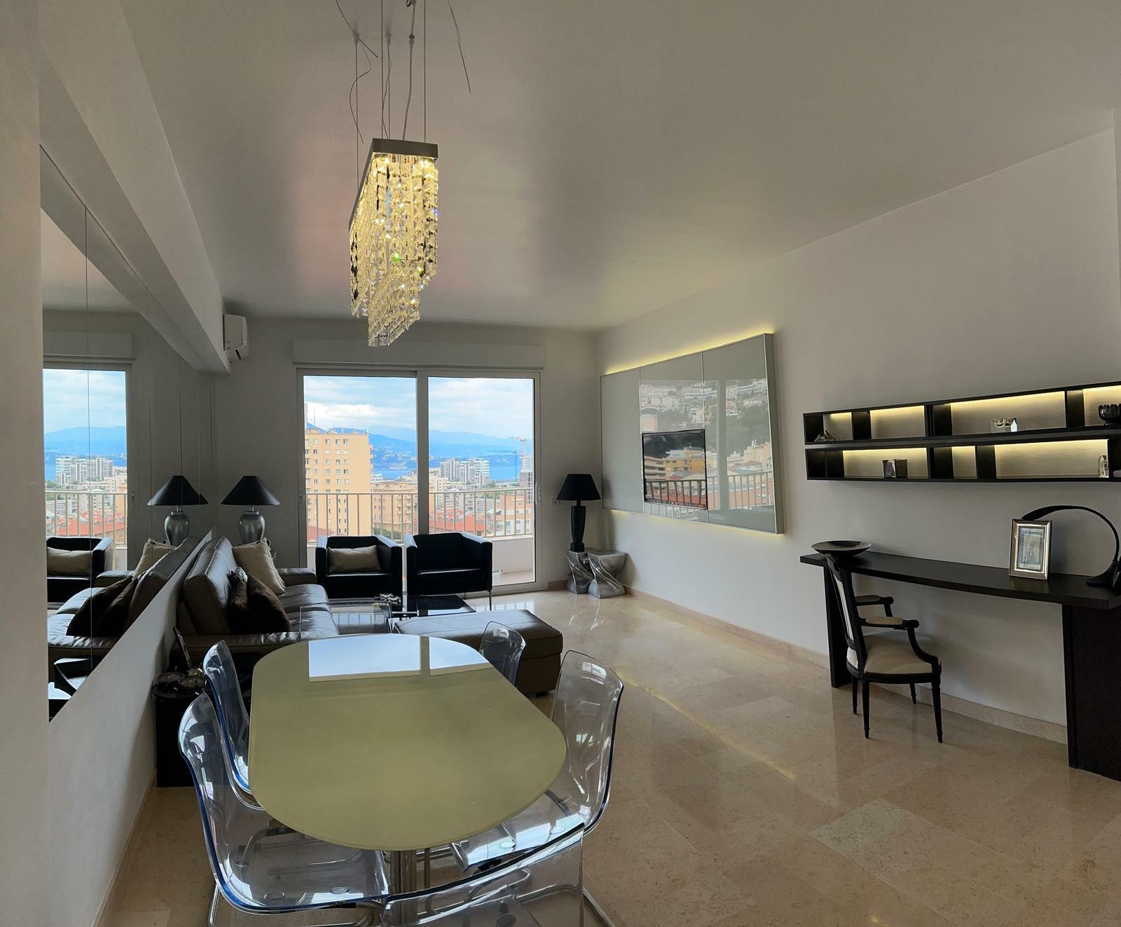 Appartement de quatre pièces en excellent état et élégamment meublé, avec vue sur la mer