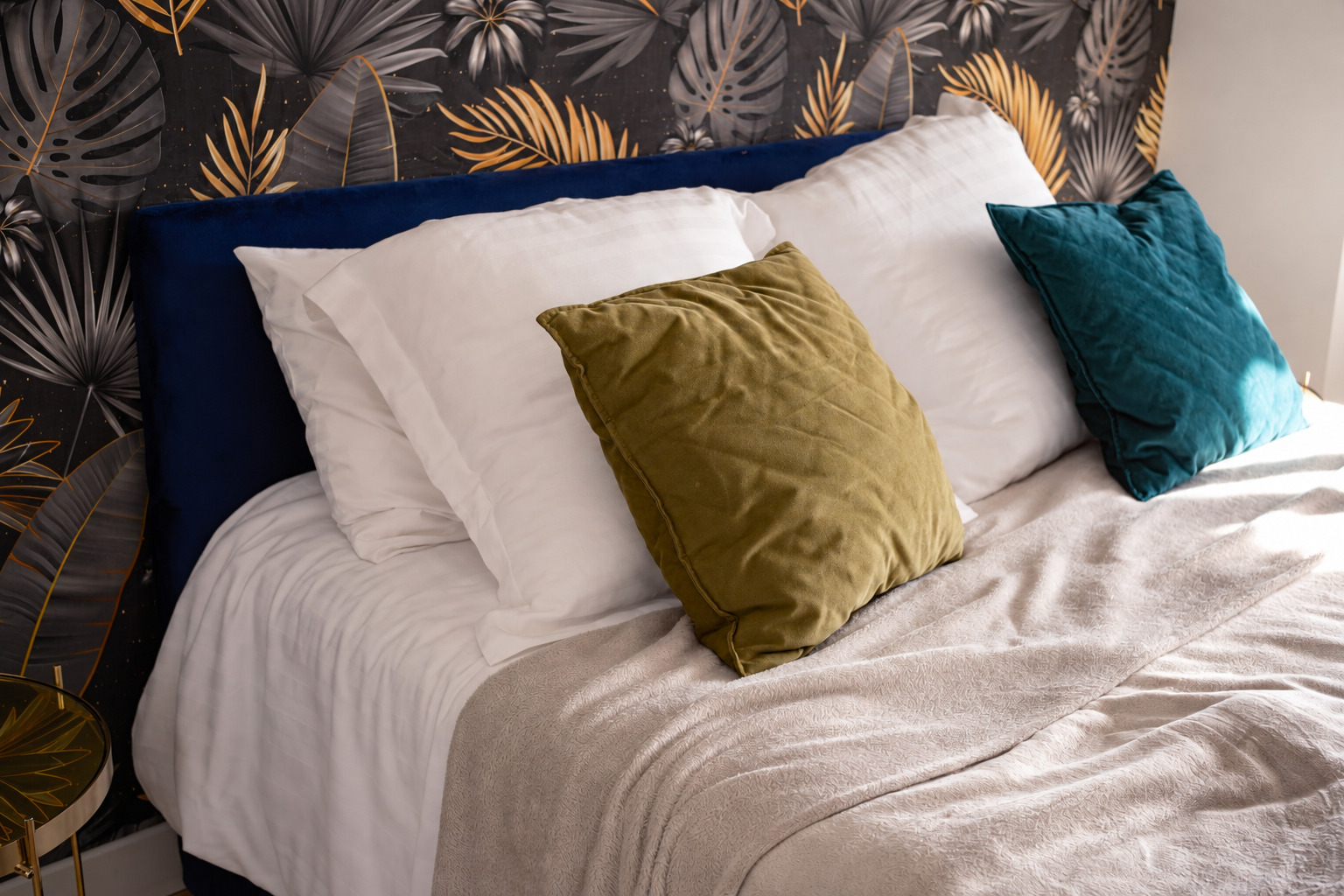 c503f_chambre-elegante-aux-coussins-bleu-sarcelle-1793270724.jpg