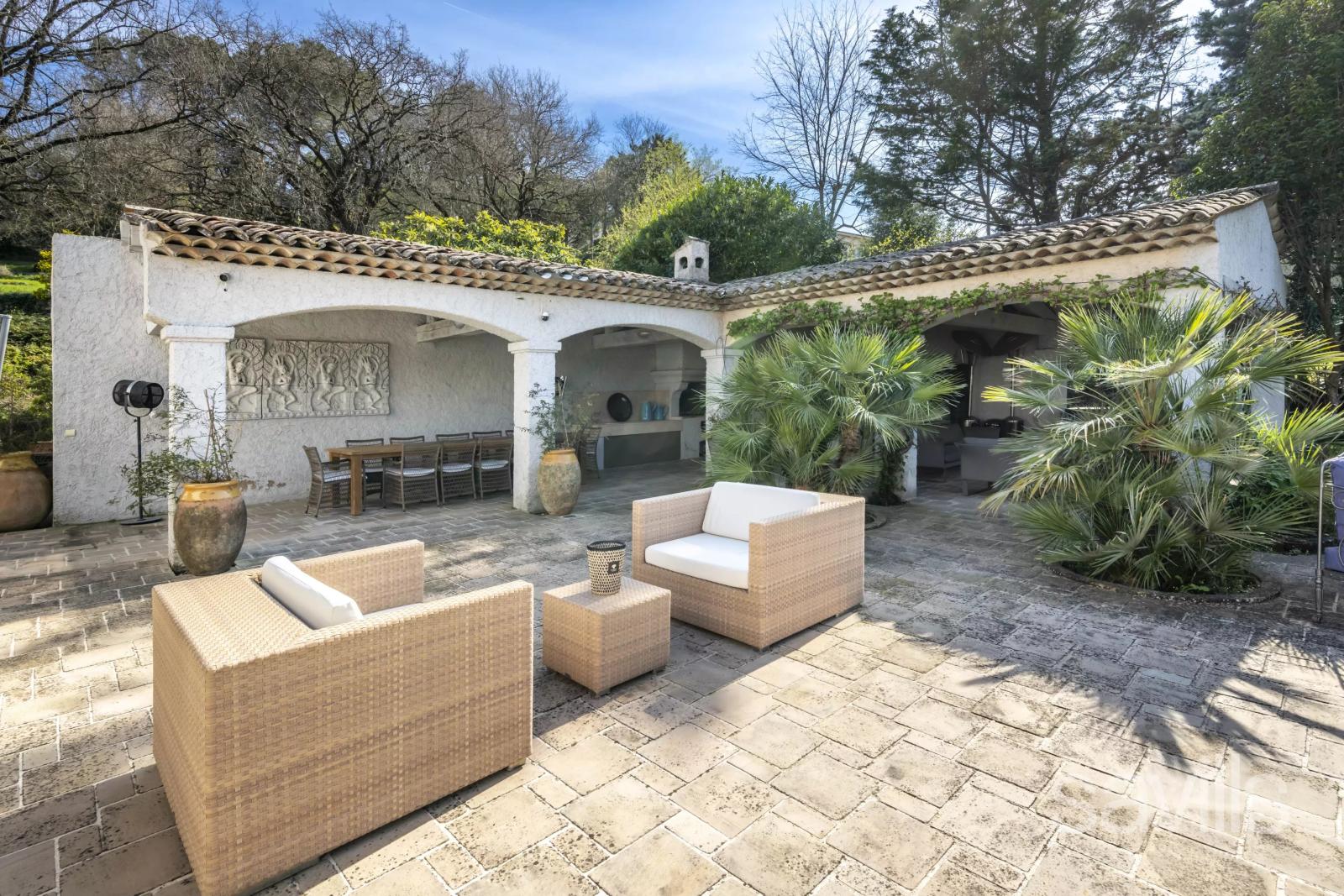 Une Proprieté Majestueuse au Cœur de Valbonne