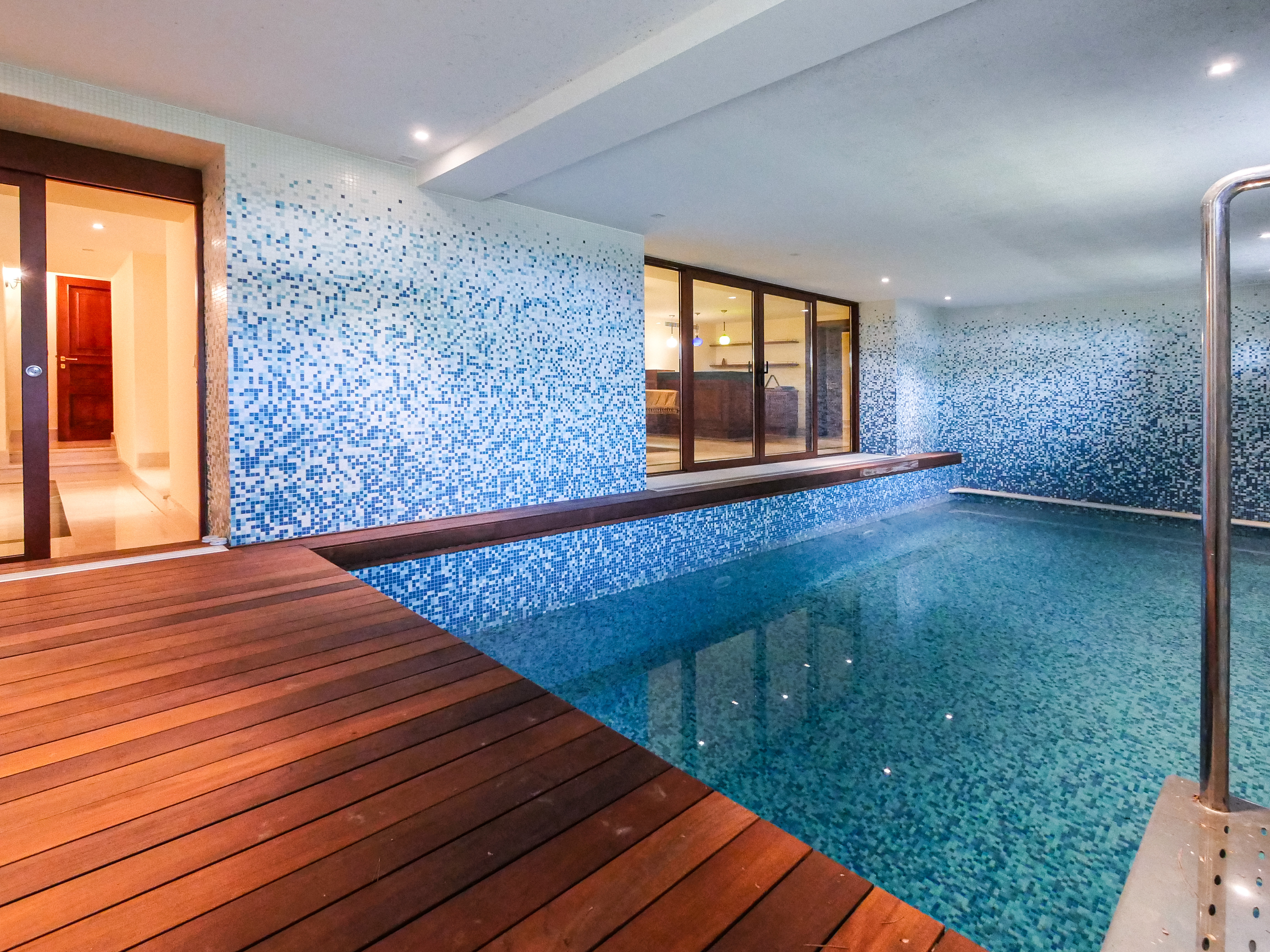 c5700_piscine-interieure-avec-escalier-1739205743.jpg