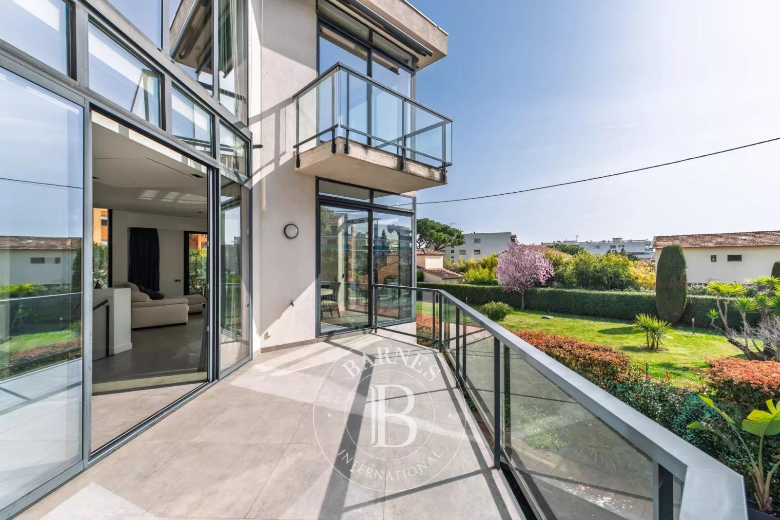 Cagnes-sur-Mer - Superbe villa contemporaine avec piscine à 100 m de la plage