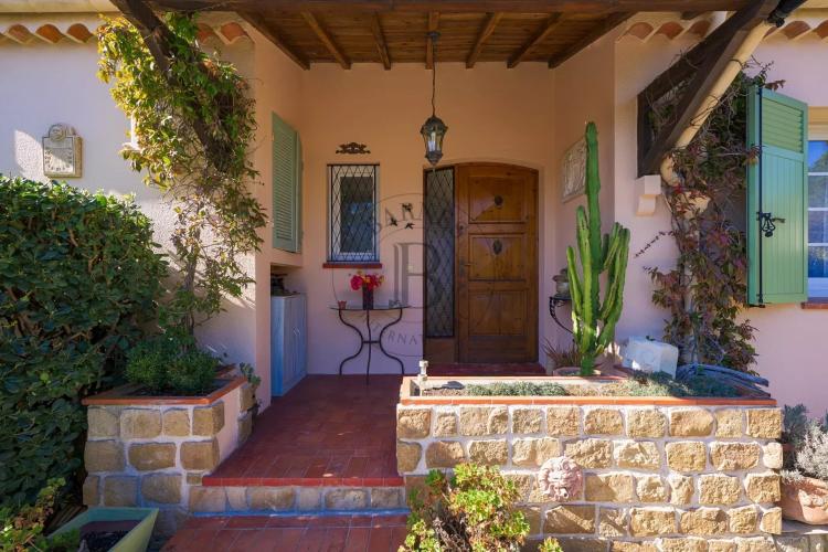 MOUGINS - VILLA FAMILIALE - PROCHE DU GOLF ET DE L'ETANG
