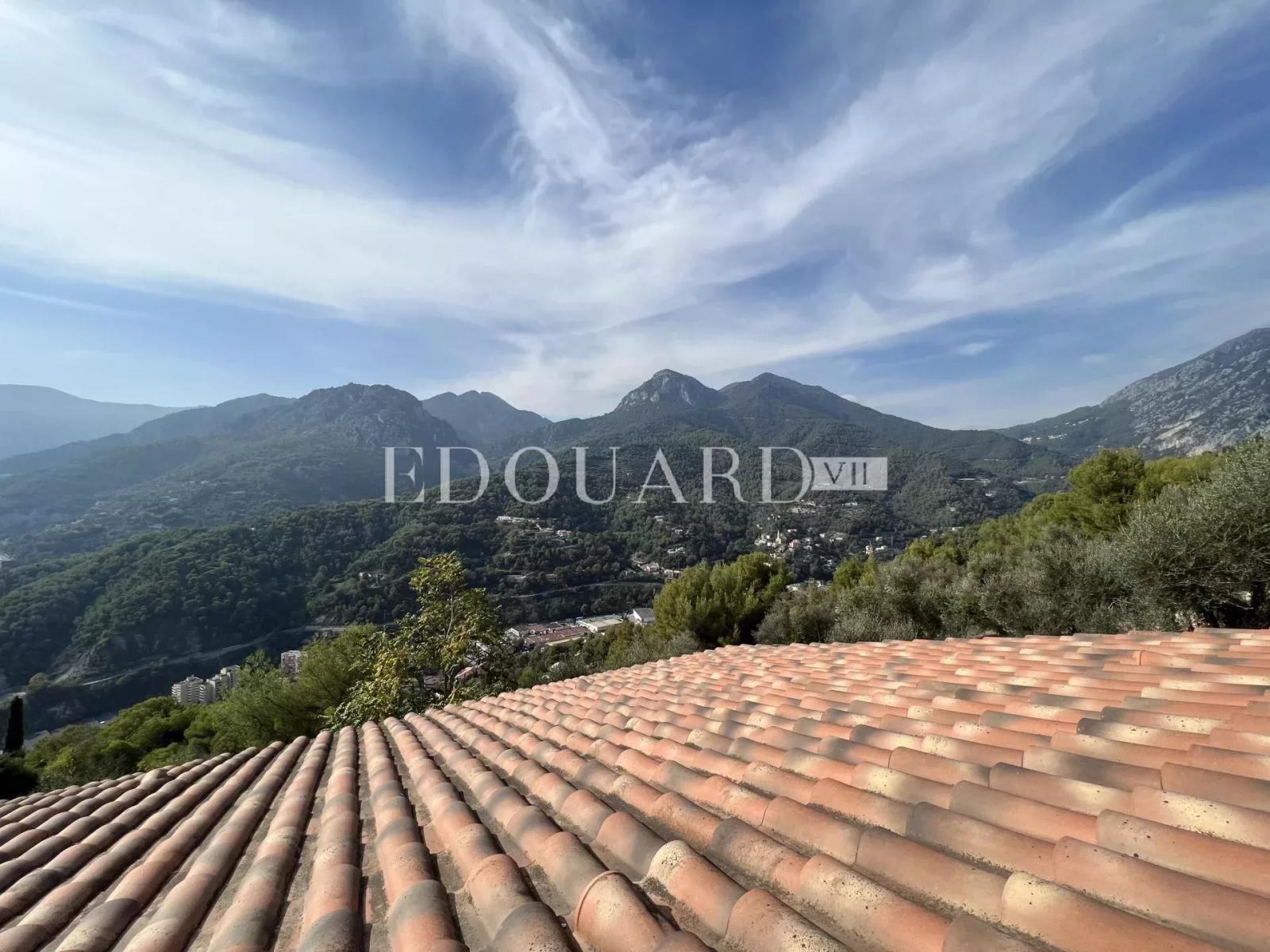 Villa en cours de rénovation avec vaste terrain, spacieuse terrasse, double garage et parking. Exclusivité