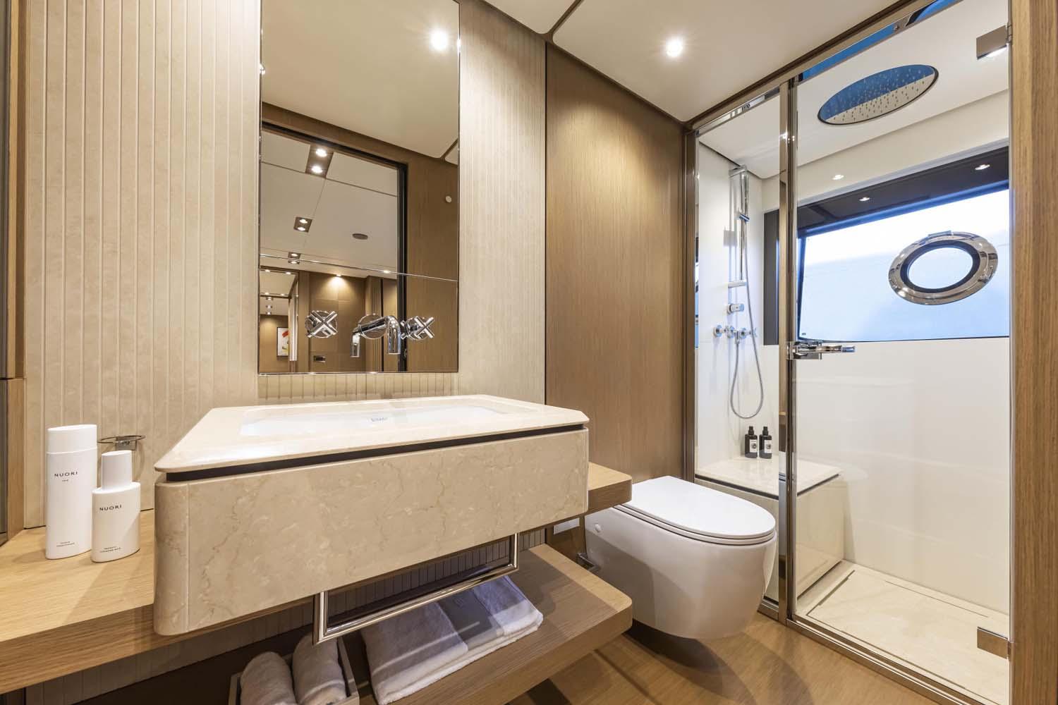 c7614_196c9_aswzf_ferrettiyachts1000-mega-yacht-de-luxe-a-vendre-lowerdeck-bathroom.jpg