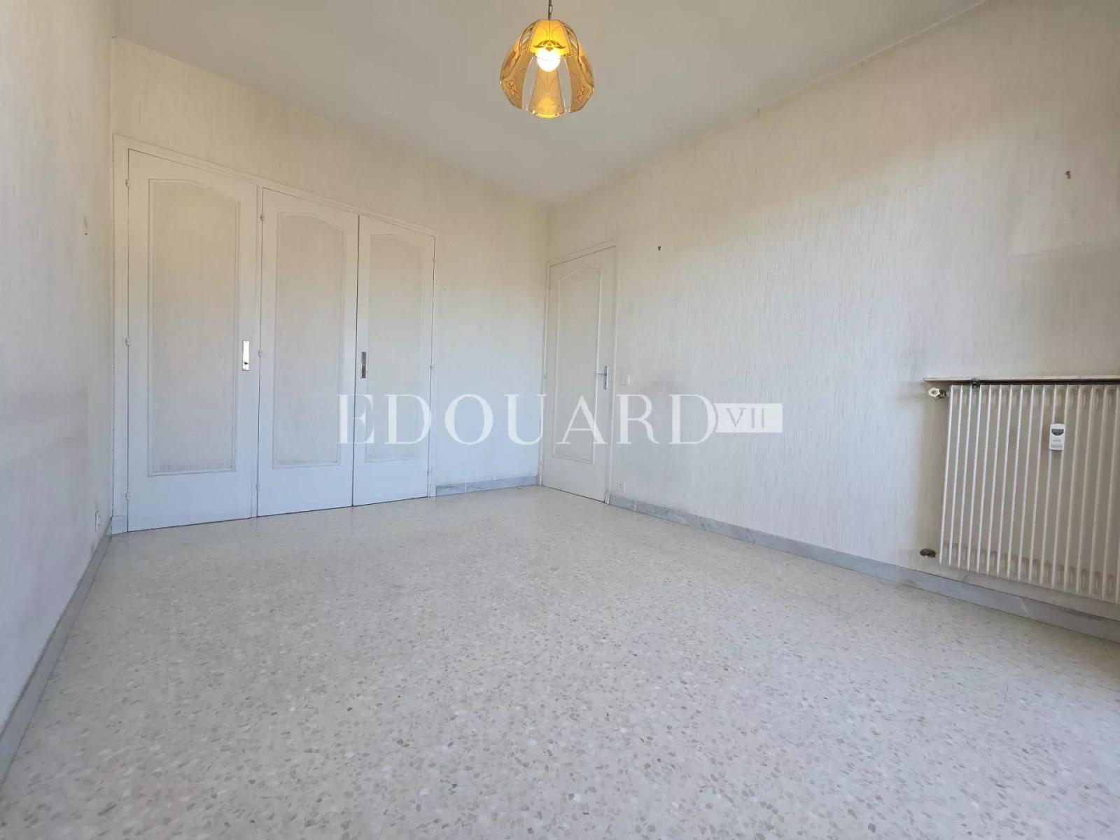 Spacieux deux pièces à vendre en avant dernier étage  avec grand balcon, cave et possibilité garage