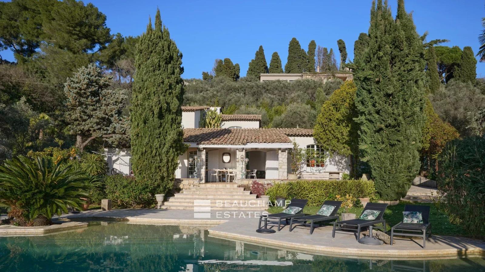 Villa provençale avec vue panoramique sur les collines de l’Esterel et la mer