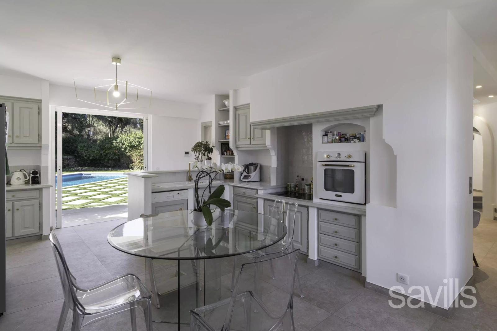 Élégance et prestige dans un domaine privé à deux pas de Valbonne