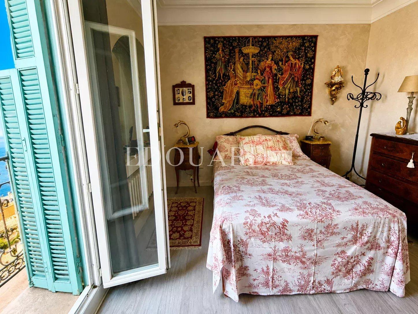 Face à la mer et au Casino Barrière de Menton, deux pièces d'exception en dernier étage avec vue féerique