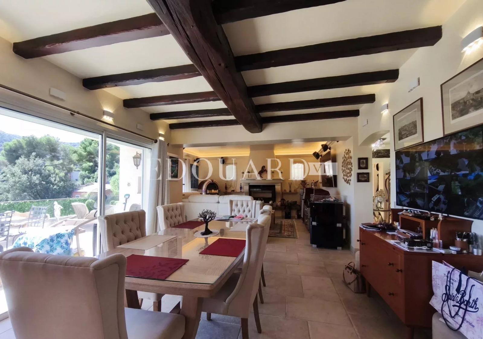 Splendide propriété de 300 m² avec superbe piscine et pool house