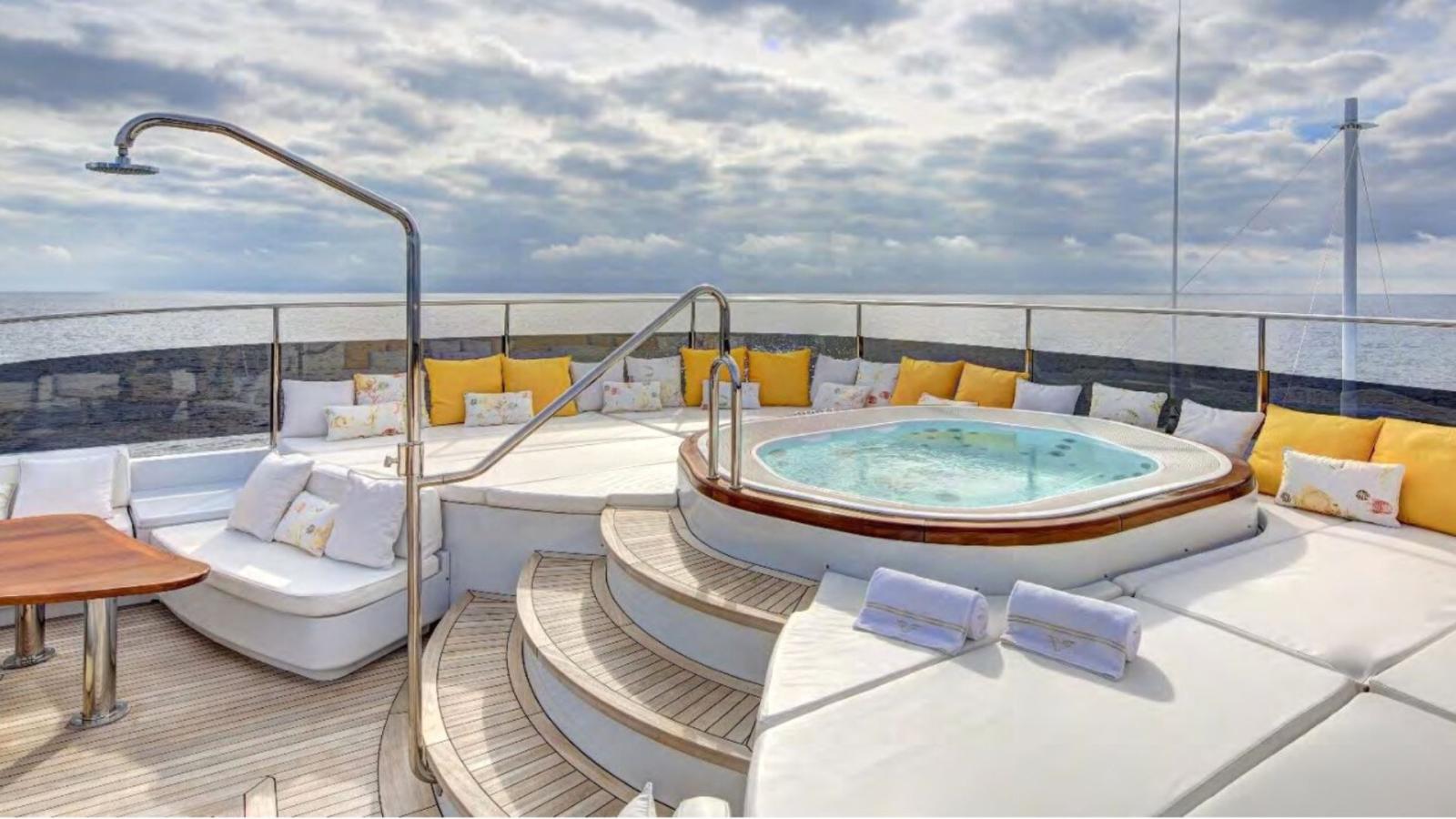 c9f64_dwmmy_yacht_jacuzzi_for_sale.jpg