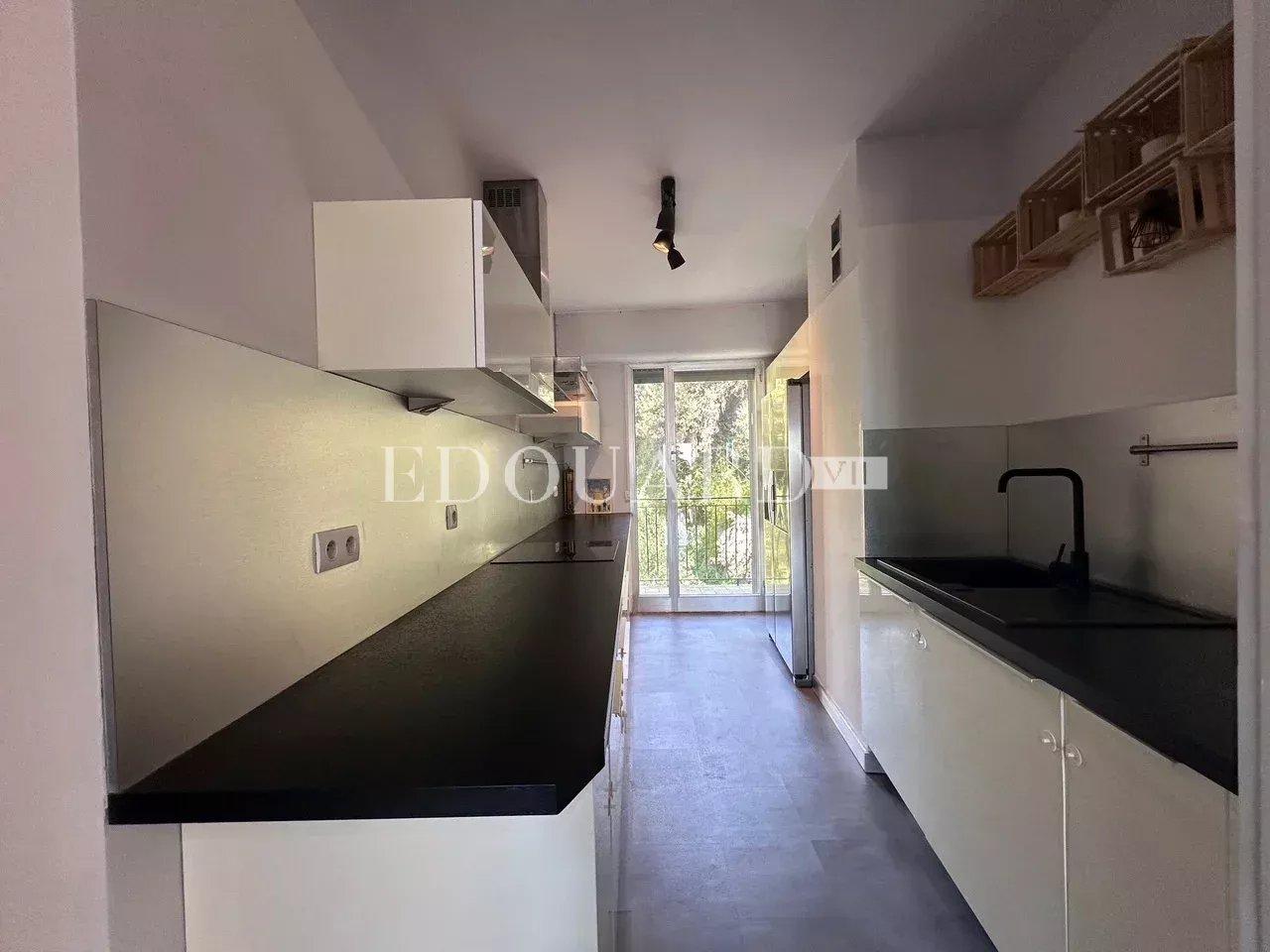 Beau trois pièces traversant à vendre avec terrasse et cave, dans le renommé quartier du Golfe Bleu