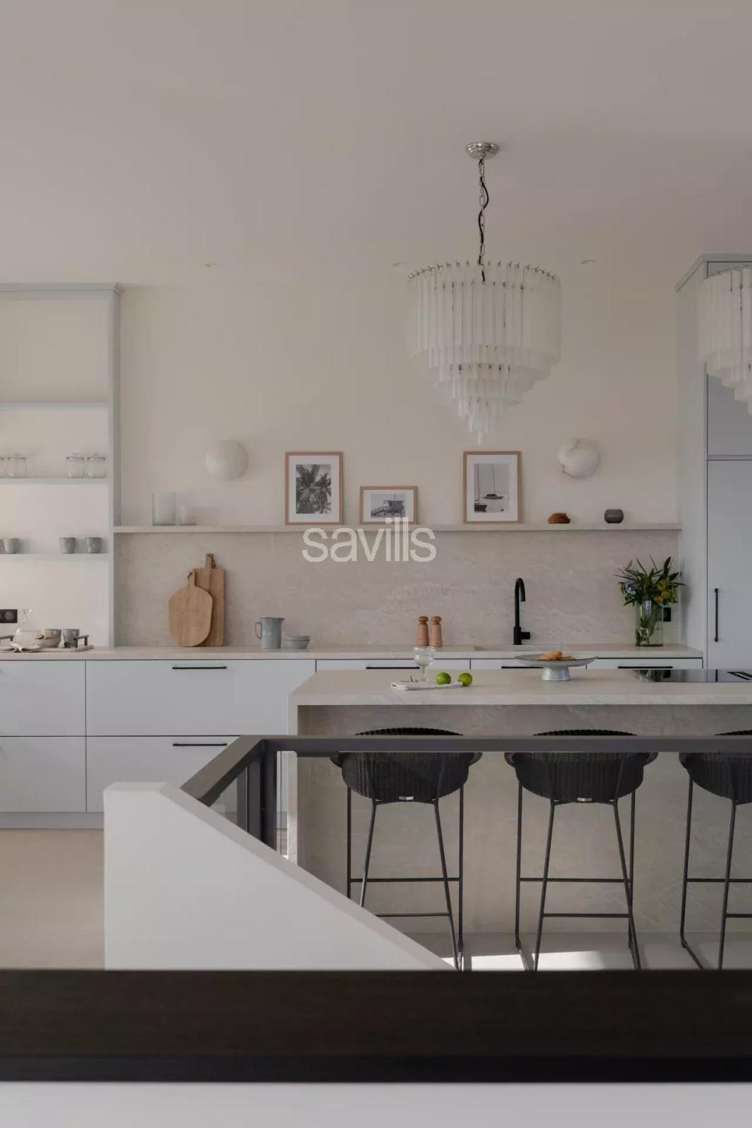 Villa contemporaine avec piscine à débordement et vue mer