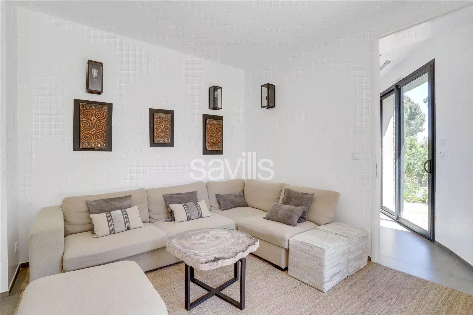 Villa à Saint-Tropez, située dans un domaine privé proche des plages.