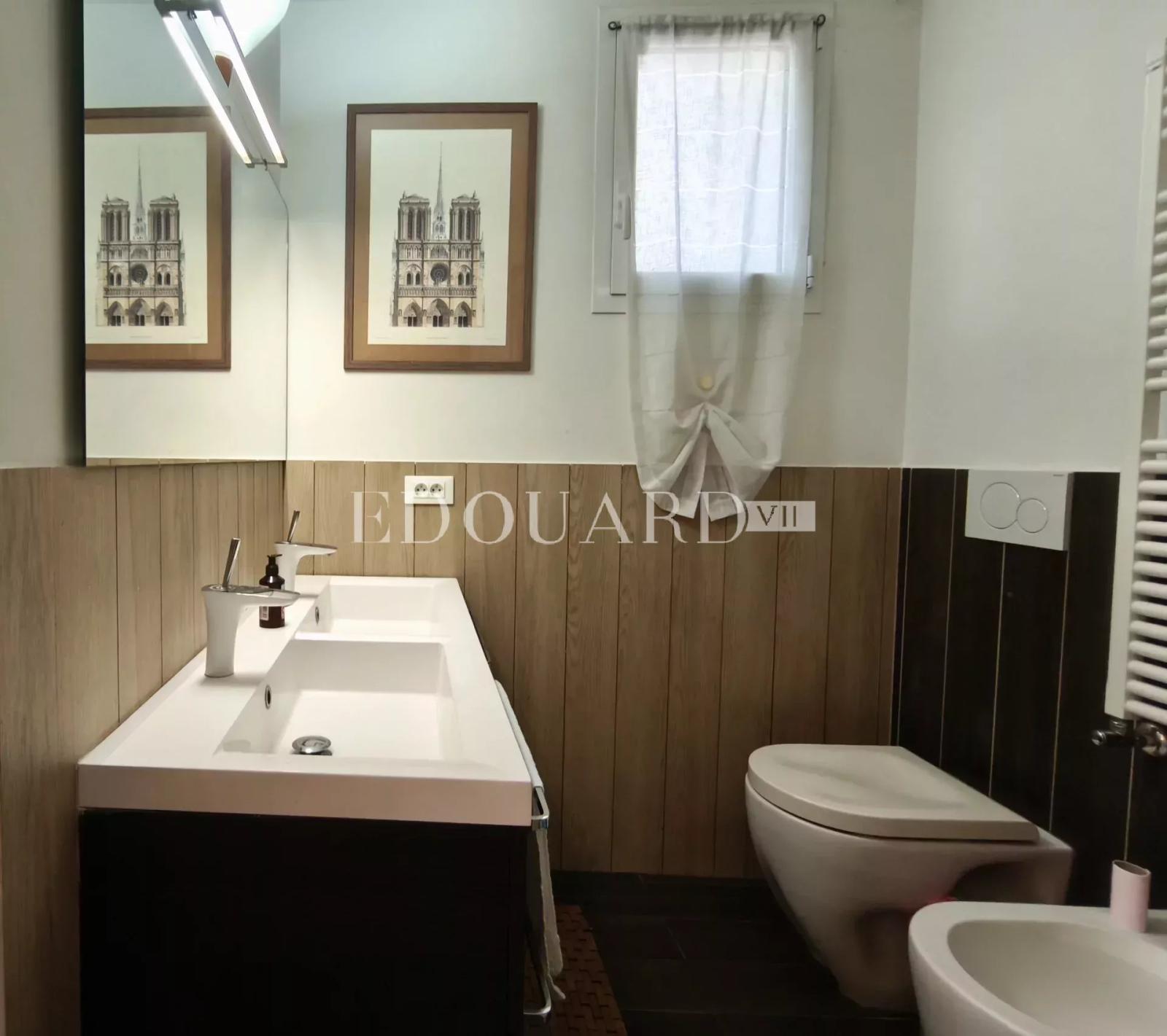 Villa indépendante à vendre, en excellent état avec piscine, jardin plat et vaste parking extérieur