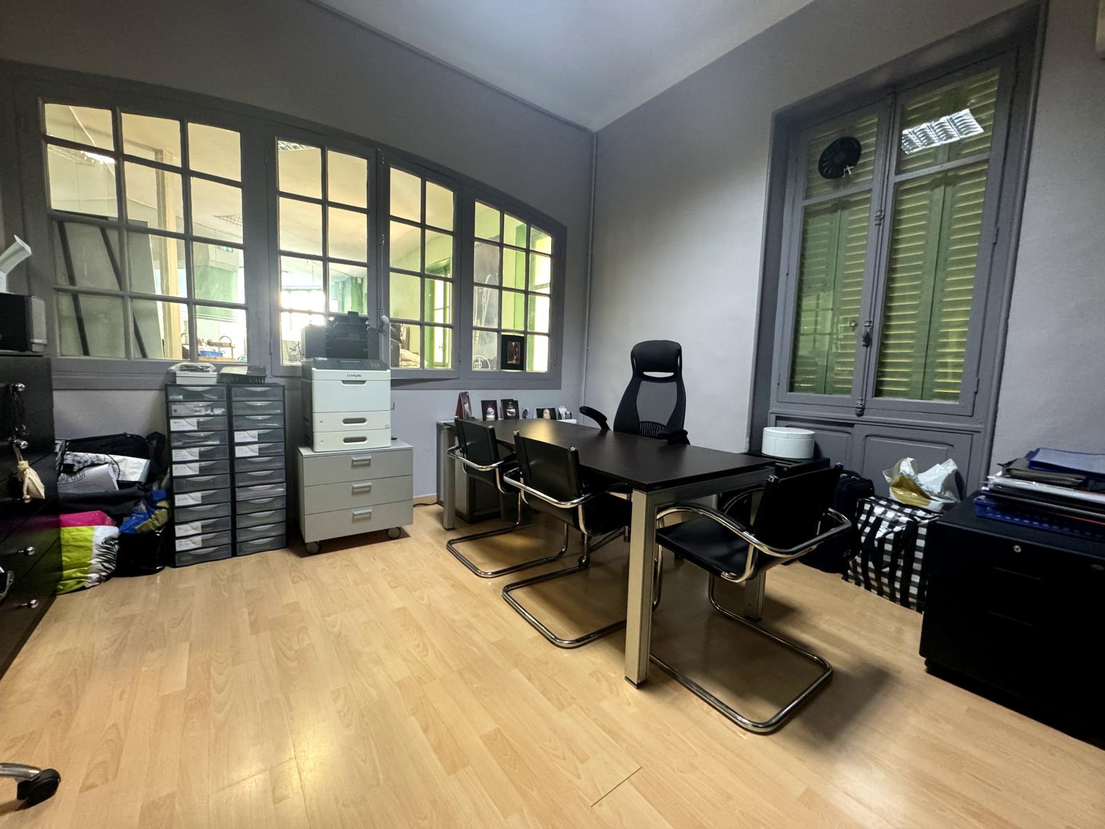 BUREAU CLOISONNÉ AVEC GRANDE LUMINOSITÉ