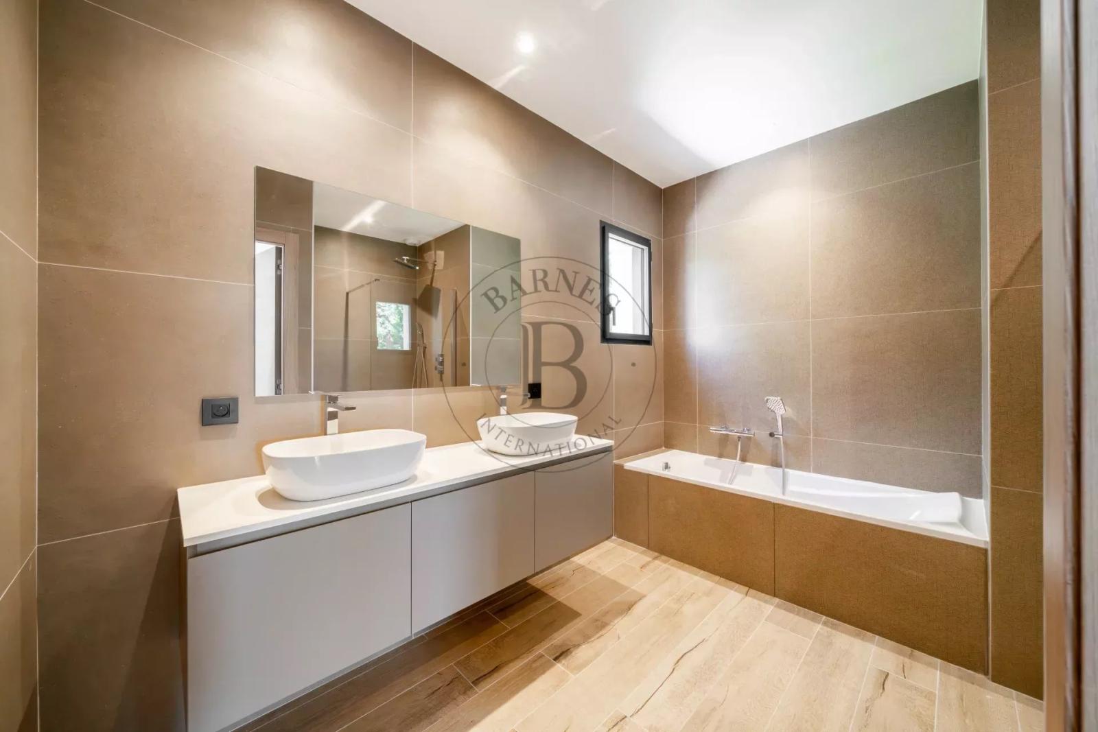MOUGINS - VILLA NEUVE CONTEMPORAINE