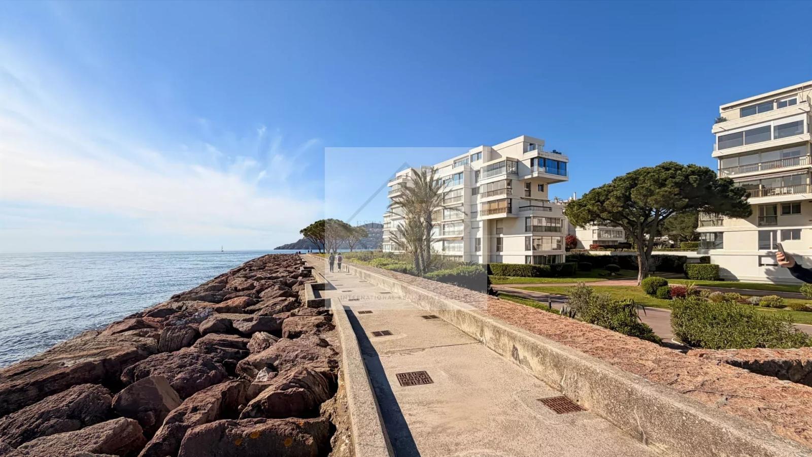 Rare à la Vente – 3 Pièces Vue Mer en Accès Direct Plage