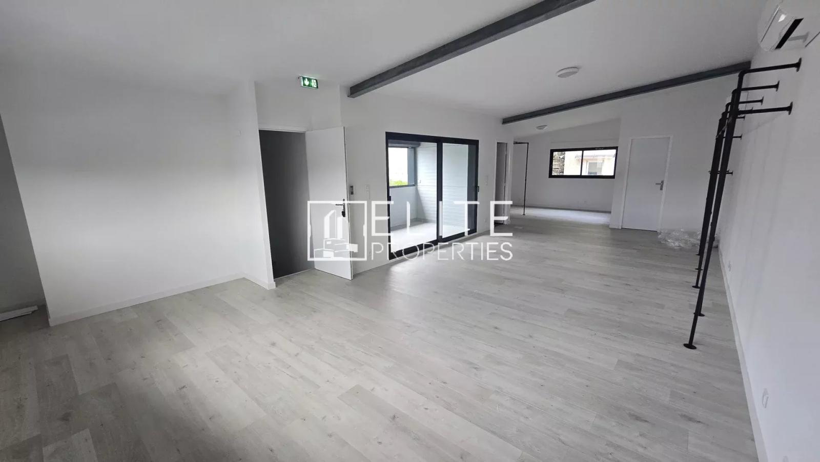 LOCAL COMMERCIAL DE 83m² + PARKINGS MOUGINS