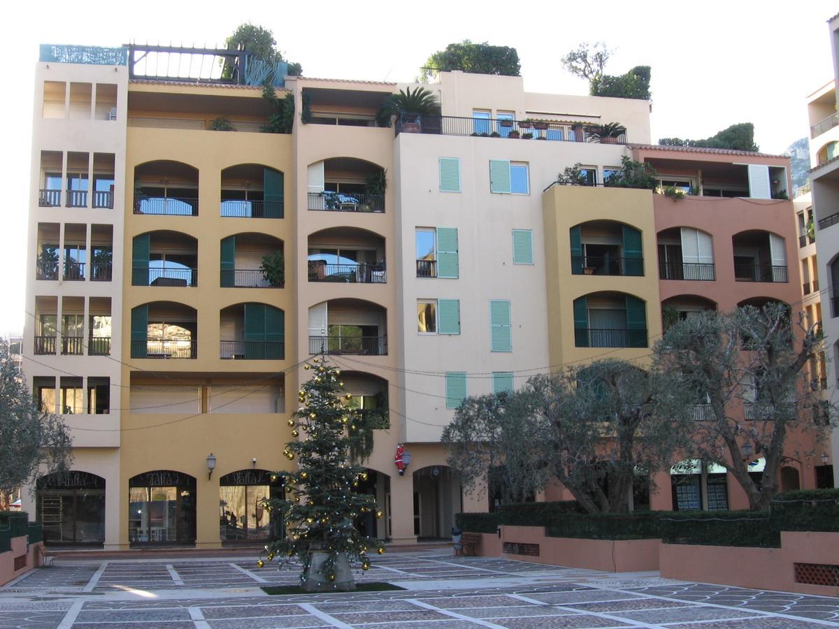 FONTVIEILLE  - EMPLACEMENT IDEAL- LOCAL COMMERCIAL OU BUREAU  BOTTICELLI