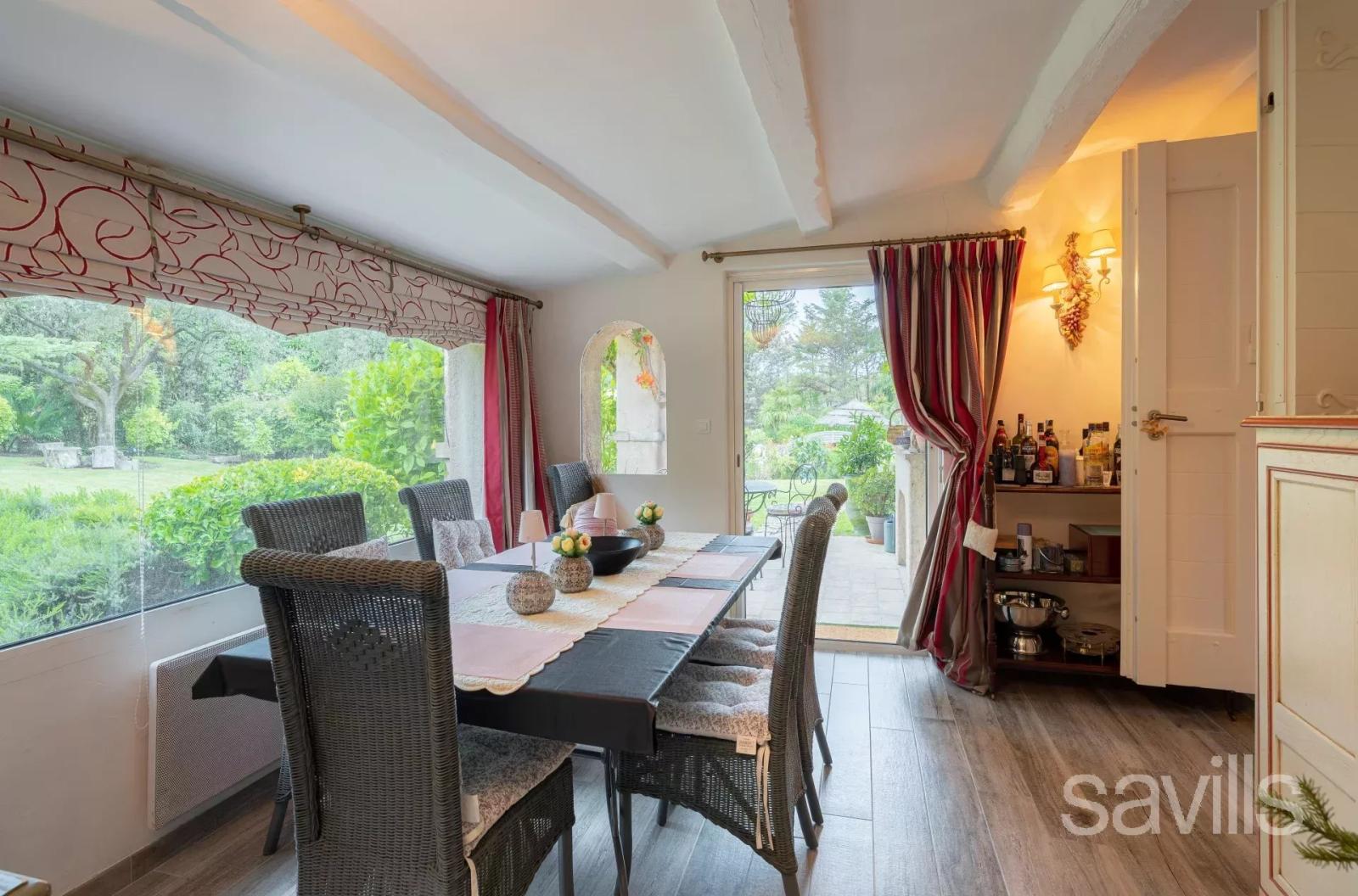 Villa provençale dans un domaine privé.