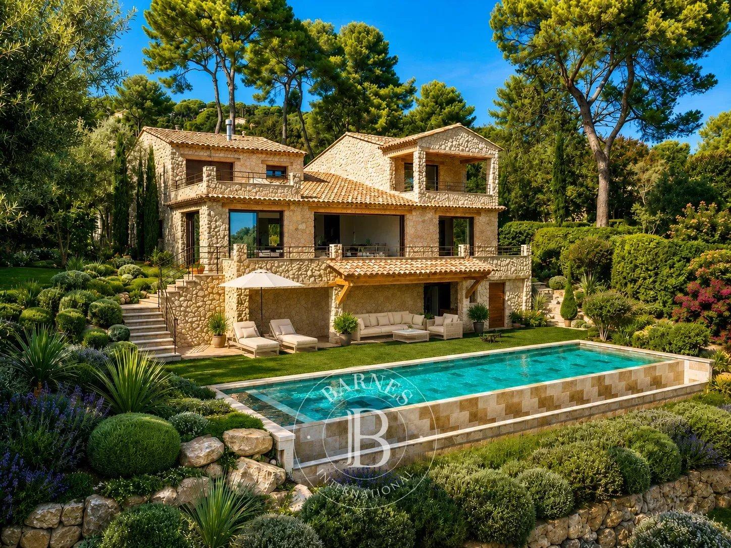 Propriété en pierres rénovée avec vue panoramique sur la mer et le village de Saint-Paul-de-Vence