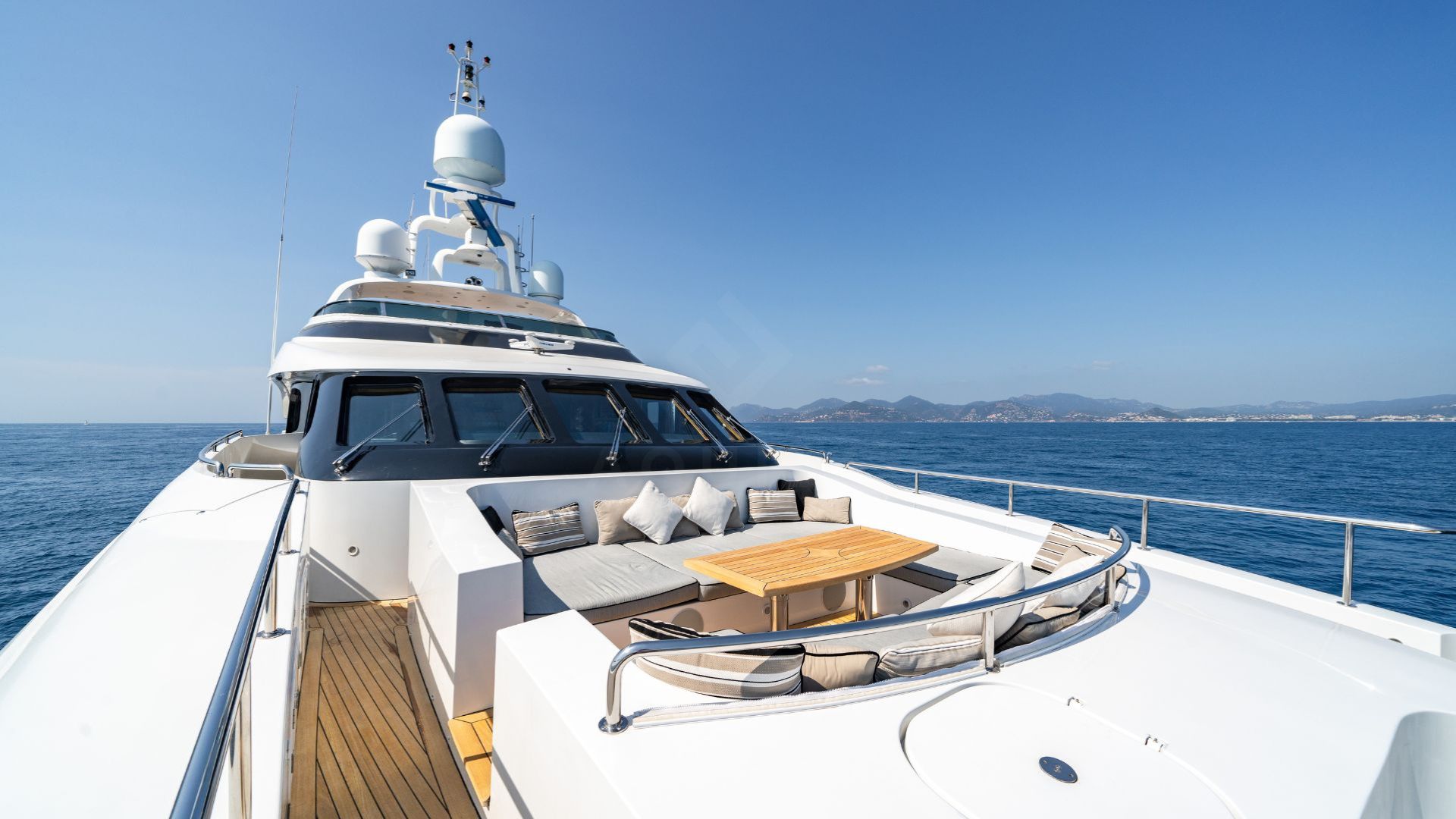 NlnA1_investment_yacht.jpg
