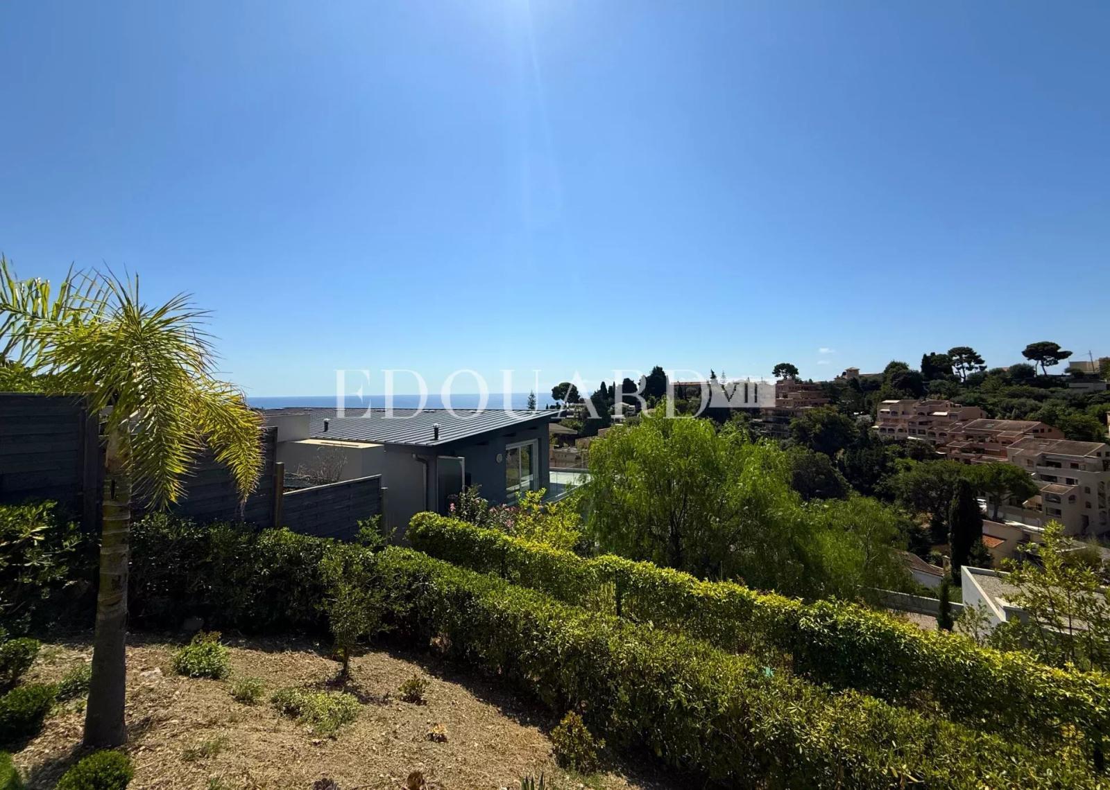 Trois pièces rénové avec grande terrasse, vaste jardin, belle vue panoramique jusqu'à la mer et parking