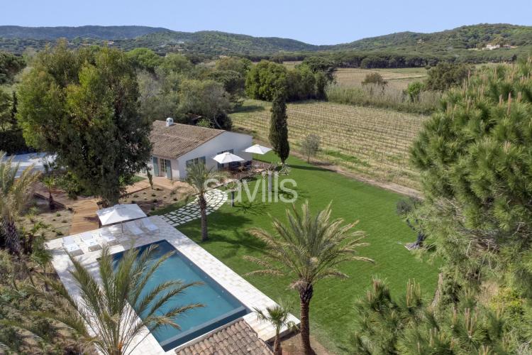 Élégante villa de plain pied au cœur des vignes, à quelques pas de la Plage de Pampelonne
