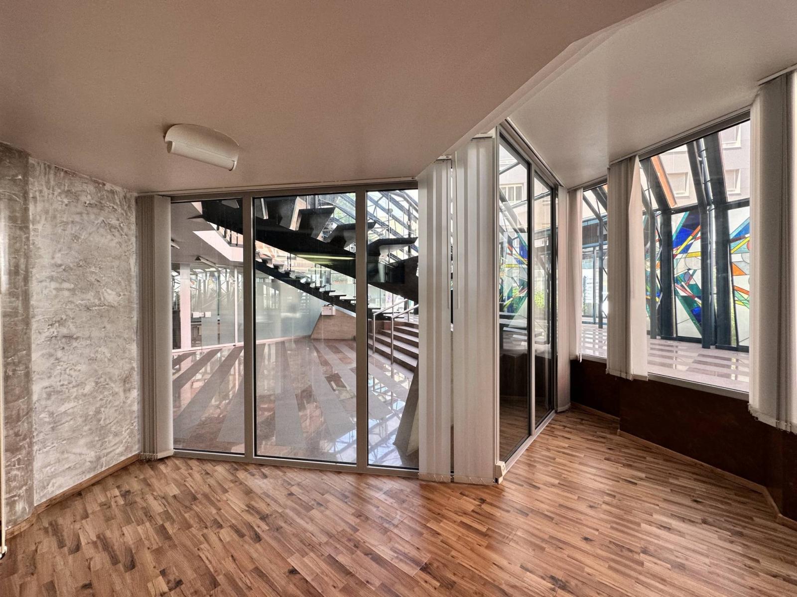 Showroom, bureaux, locaux de 180 m2 à louer à la Chaux-de-Fonds