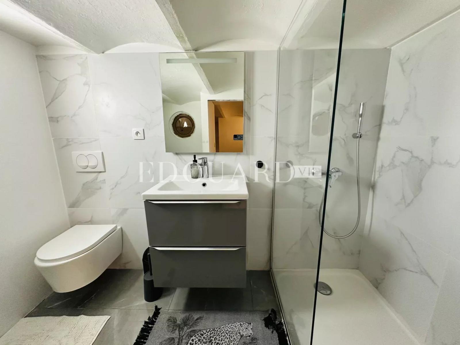 Magnifique quatre pièces entièrement rénové, au premier étage d'un immeuble classé de grand standing