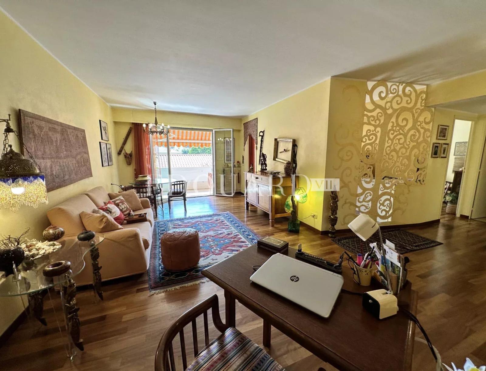 Spacieux deux pièces en excellent état avec splendide terrasse, cave et grand parking en sous-sol