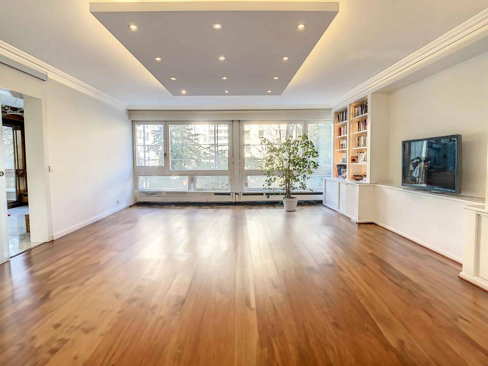Grand appartement de 3 pièces dans un immeuble de standing