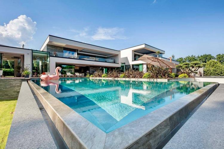 Propriété d'exception : alliance de l'art architectural et du confort prestigieux