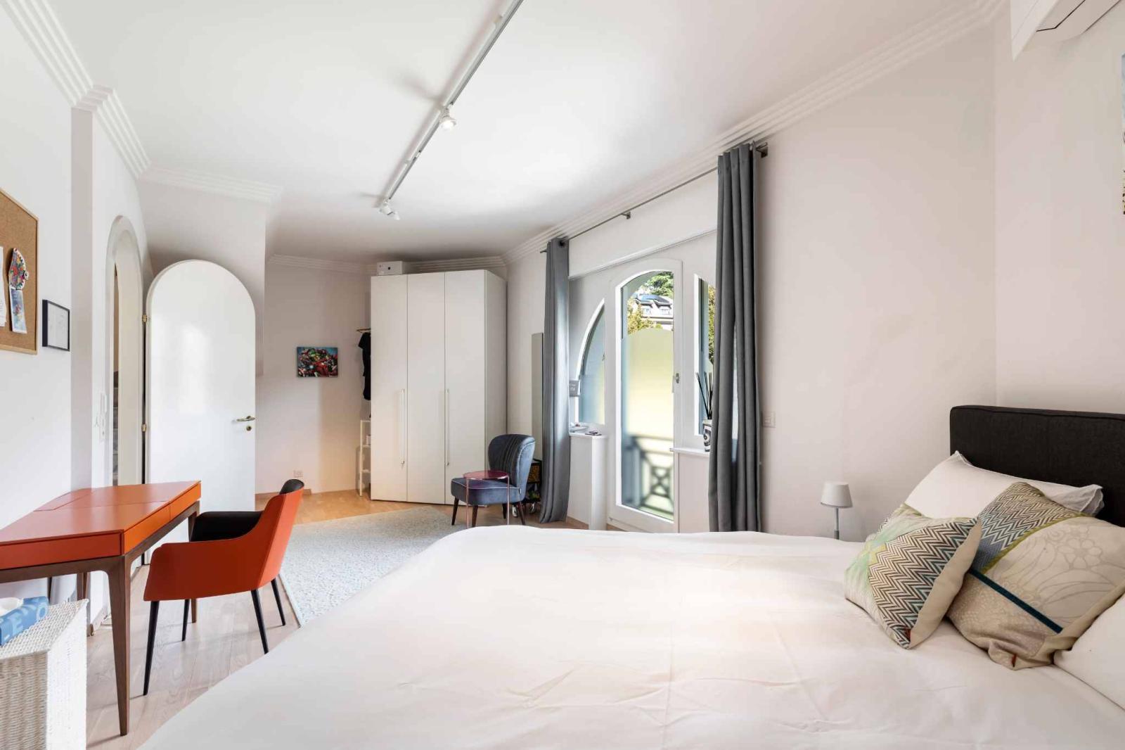 Unique Propriété de 8.5 pièces avec vue panoramique et piscine