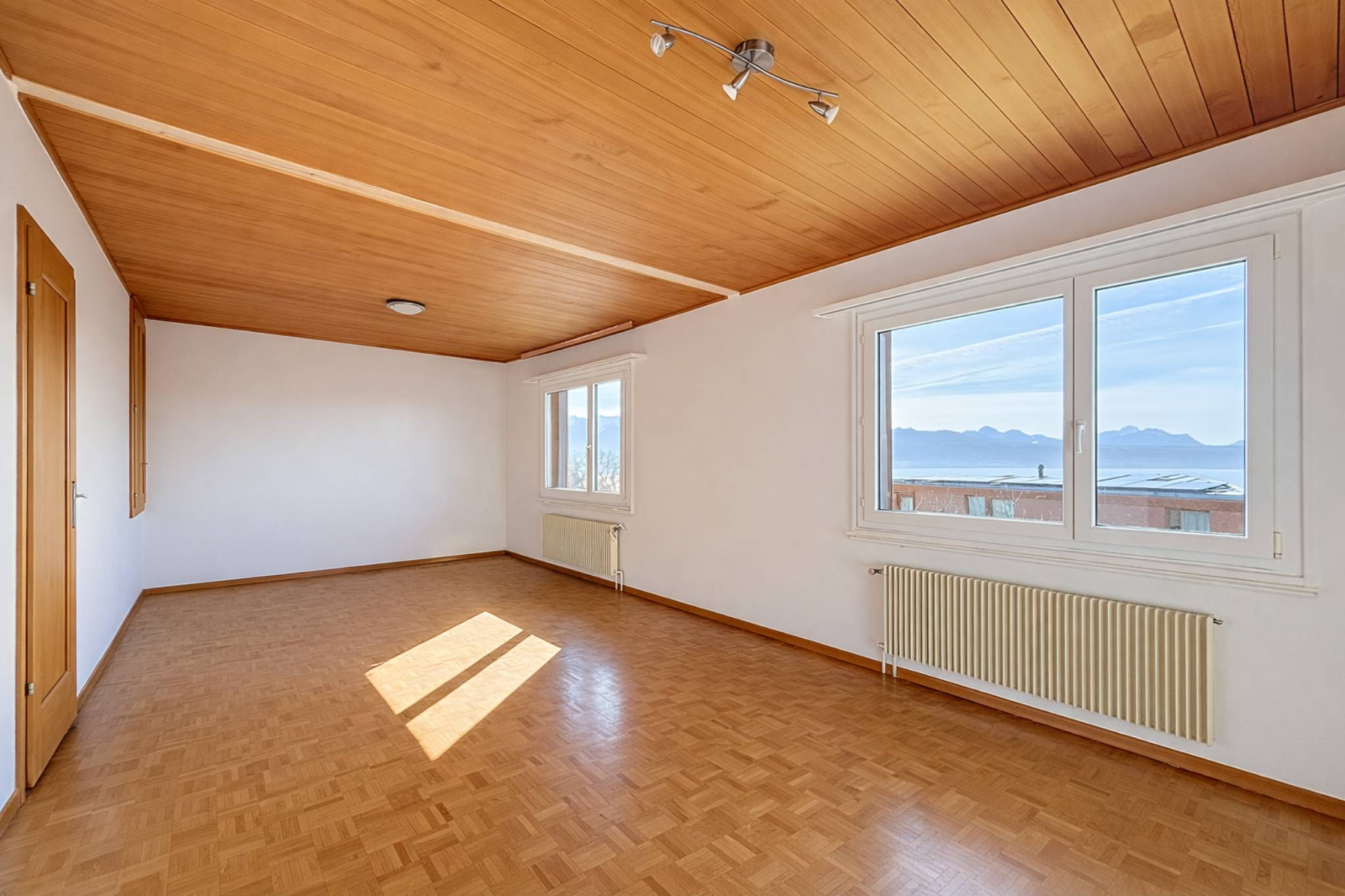 Lutry-Sud : Villa individuelle de 165 m² avec vue sur le lac. A rénover, fort potentiel