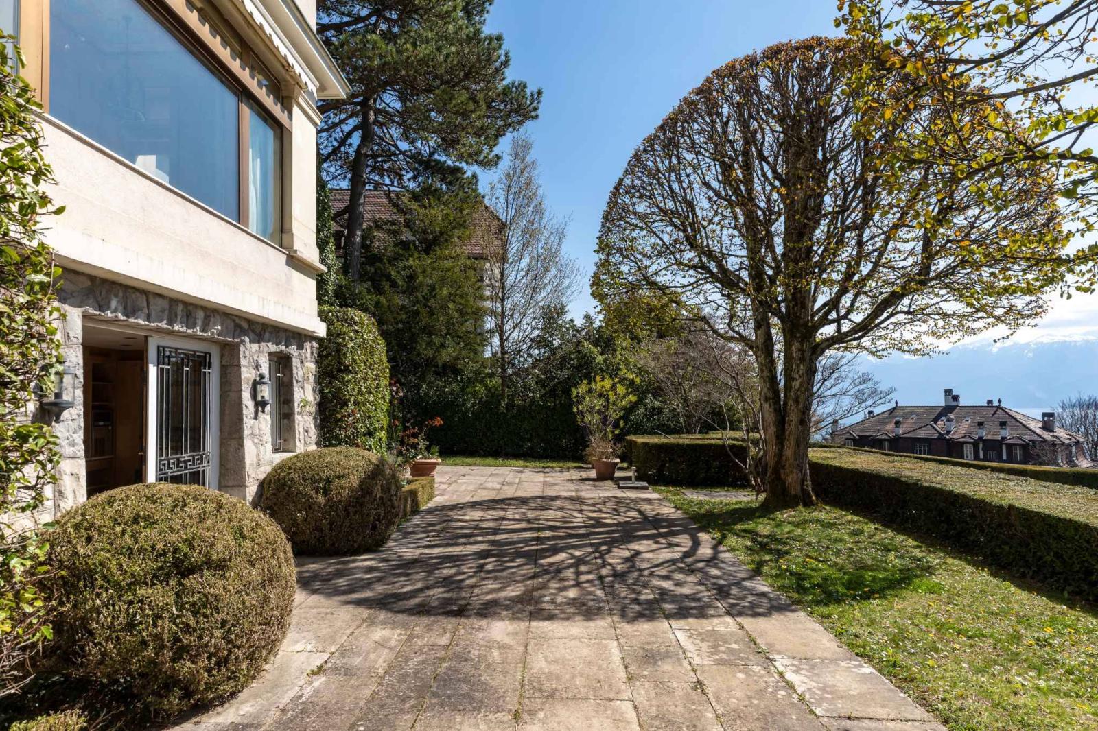 Propriété d'époque et vue dominante sur la ville et le Léman