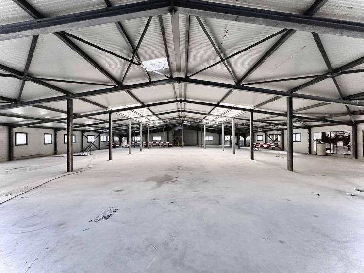 Halle industrielle de 2350 m2 à vendre à Sion région