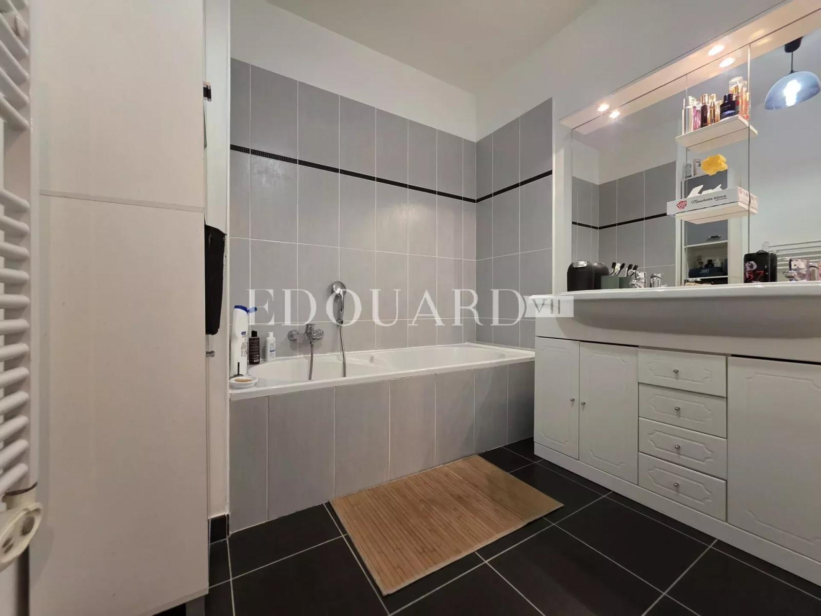 Sur la commune de Menton, en exclusivité trois pièces à vendre avec grande terrasse et parking