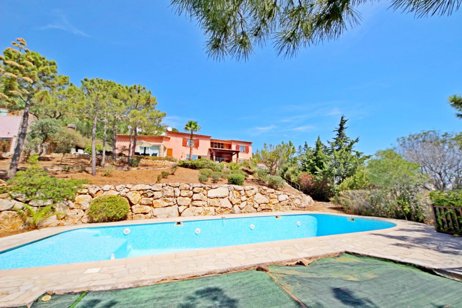 AGAY BORD DE MER ENTRE CANNES ET SAINT RAPHAEL. VILLA DE CARACTERE 10 PIECES FACE MER