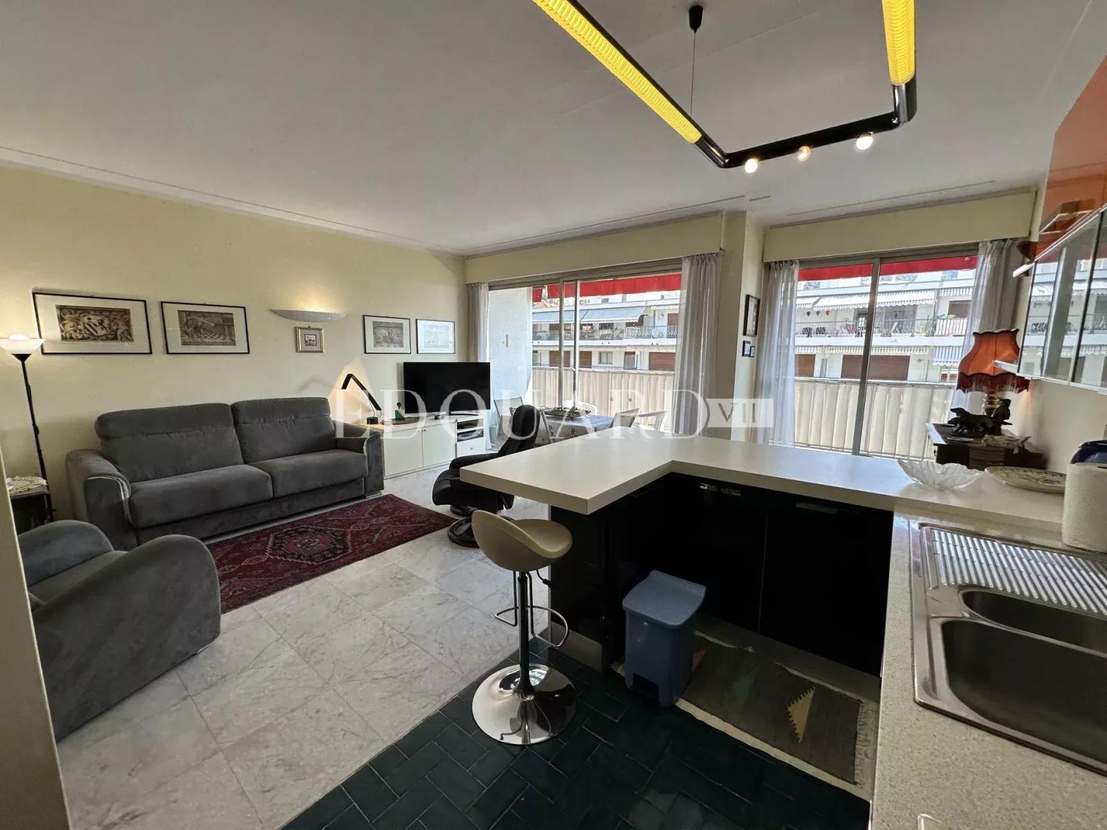 En exclusivité spacieux deux pièces en excellent état avec terrasse, agréable vue mer et possibilité parking