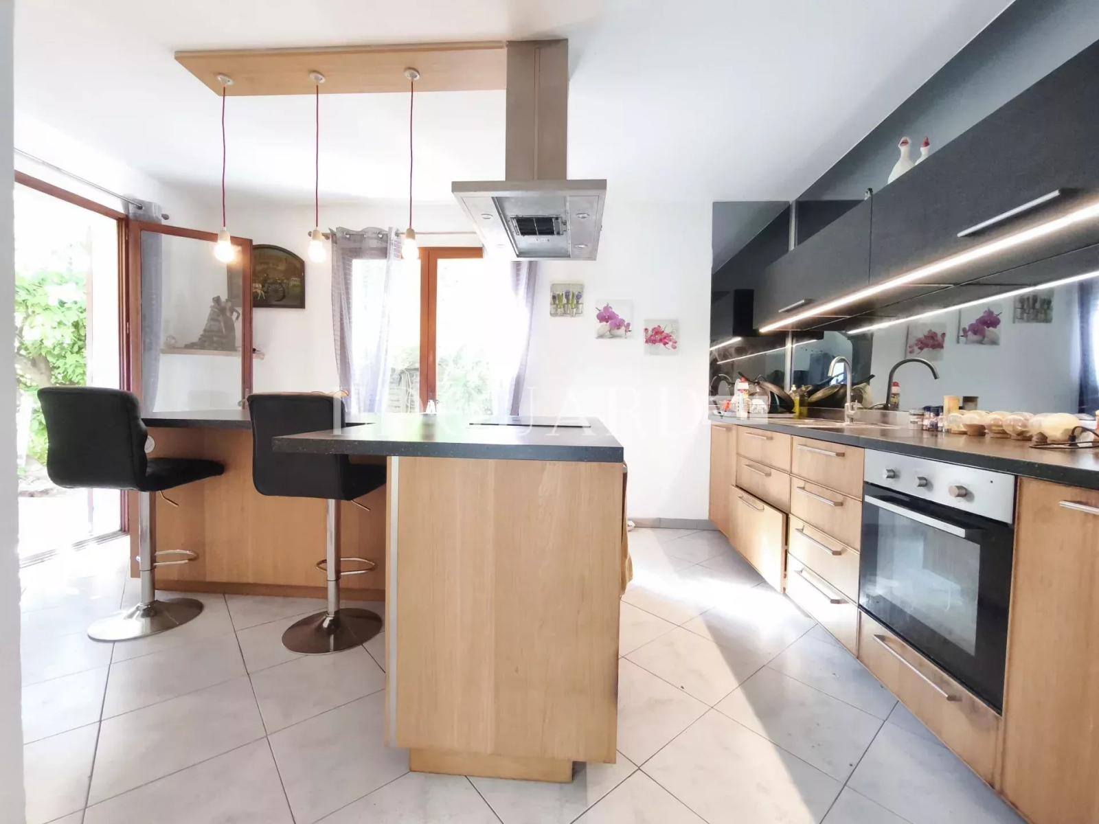 Villa provençale de 350 m² divisée en plusieurs appartements, idéale résidence principale ou investissement locatif