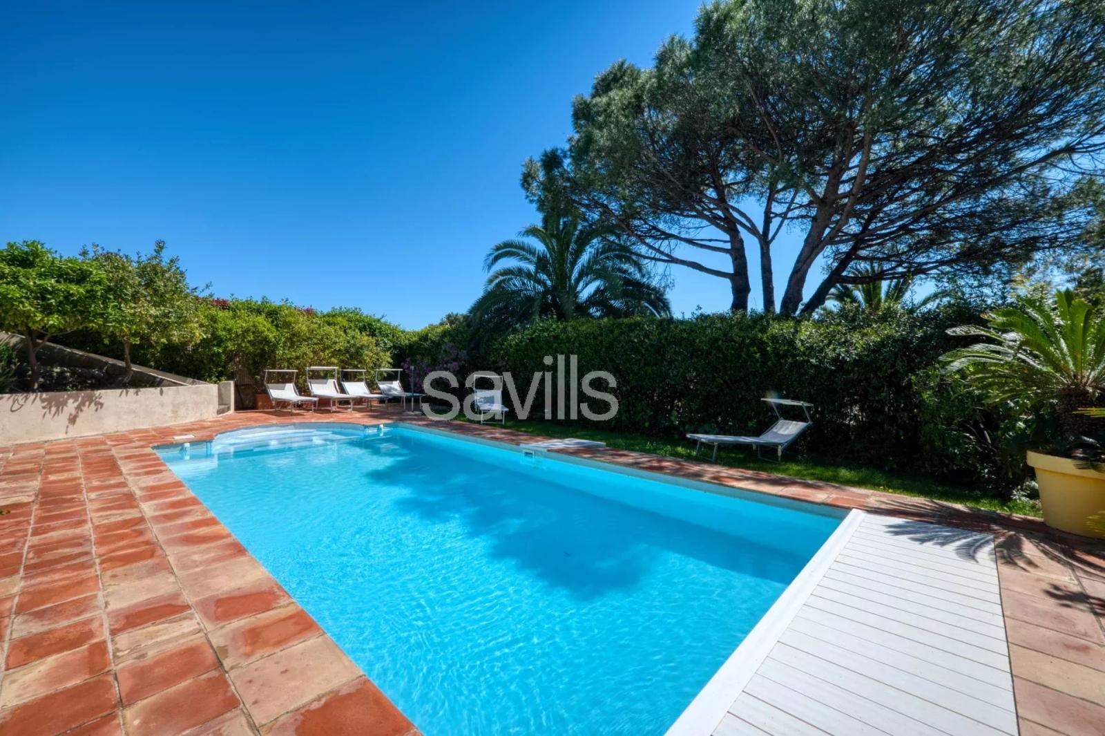 Maison de charme offrant 8 chambres avec vue mer et piscine à Saint-Tropez