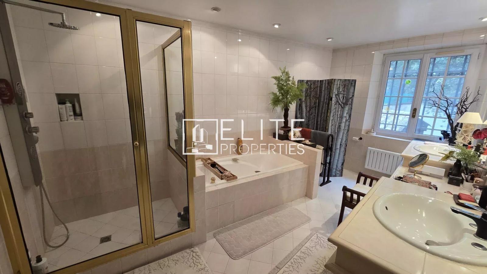 MAISON DE 260 m² – PISCINE CHAUFFÉE – ROQUEFORT-LES-PINS