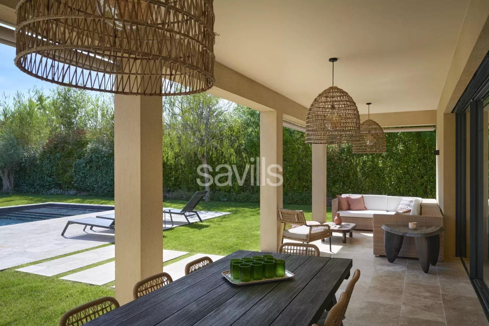 Villa moderne, cinq chambres, piscine privée et plages à 15 mins