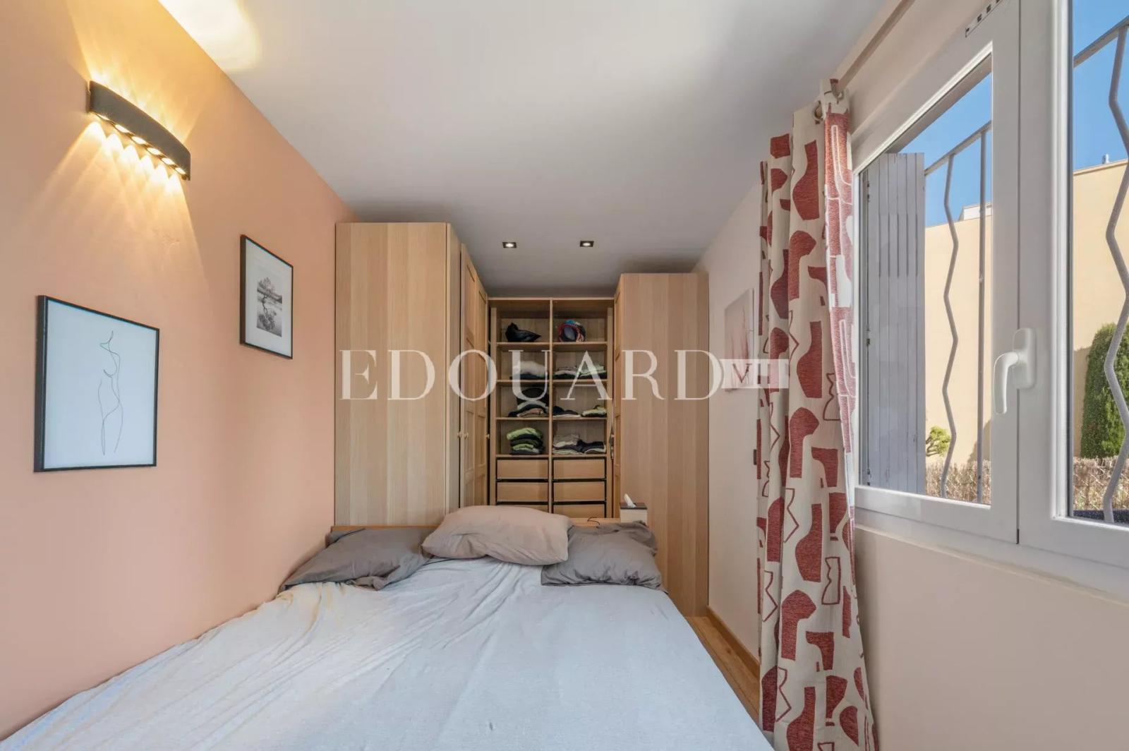 Sur la commune de Villefranche sur Mer,  charmant quatre pièces à vendre avec grande terrasse