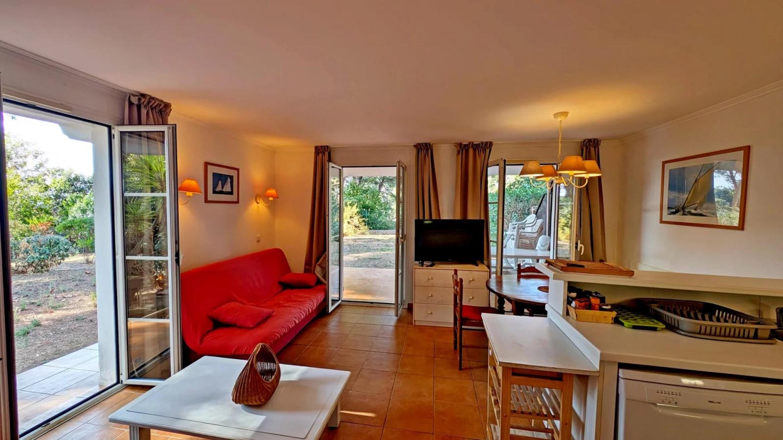 ACHAT SAINT RAPHAEL LE DRAMONT: confortable appartement trois pièces en rez-de-jardin cloturé. Commerces, plage et commodités à pieds