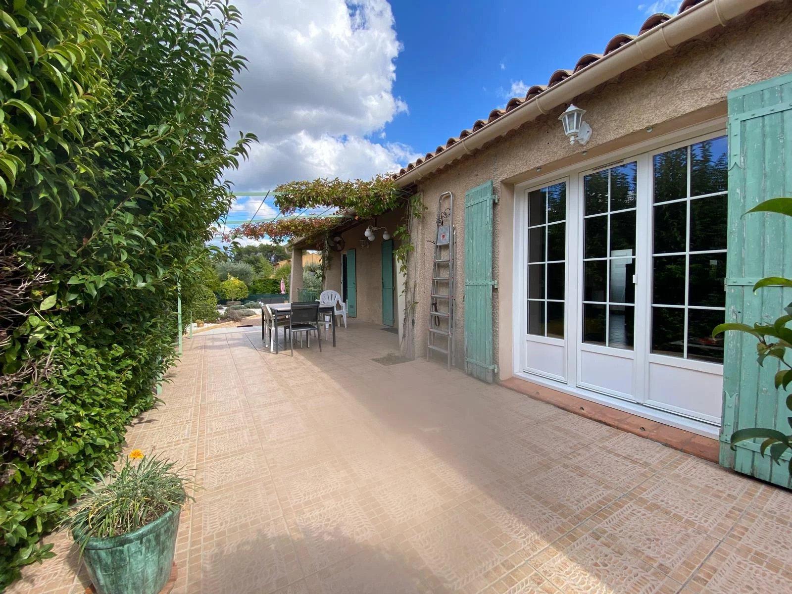 FLAYOSC - villa 3 chambres de plain-pied sur 1446 m² avec piscine