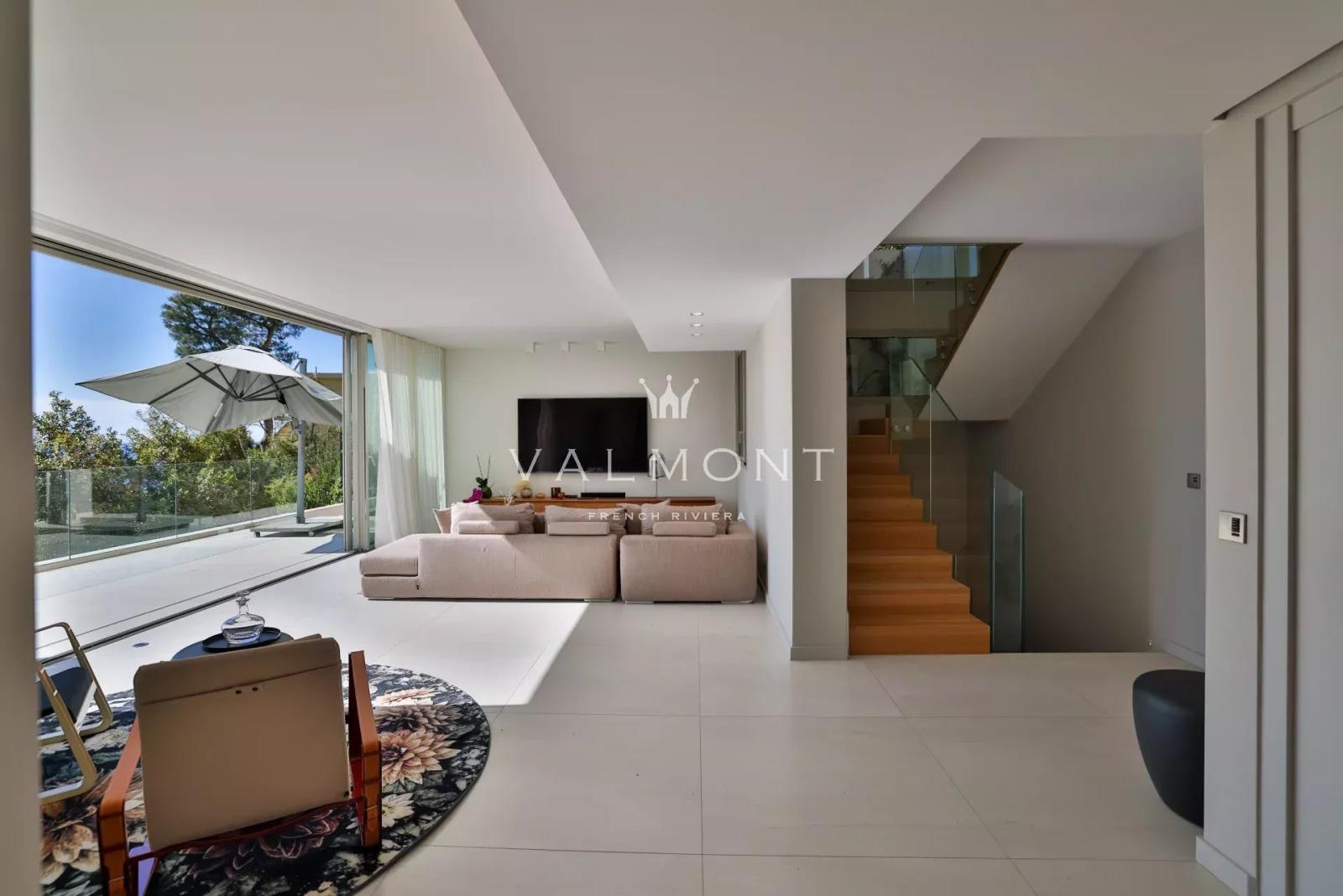 VILLA CONTEMPORAINE AVEC VUE PANORAMIQUE SUR LA MER