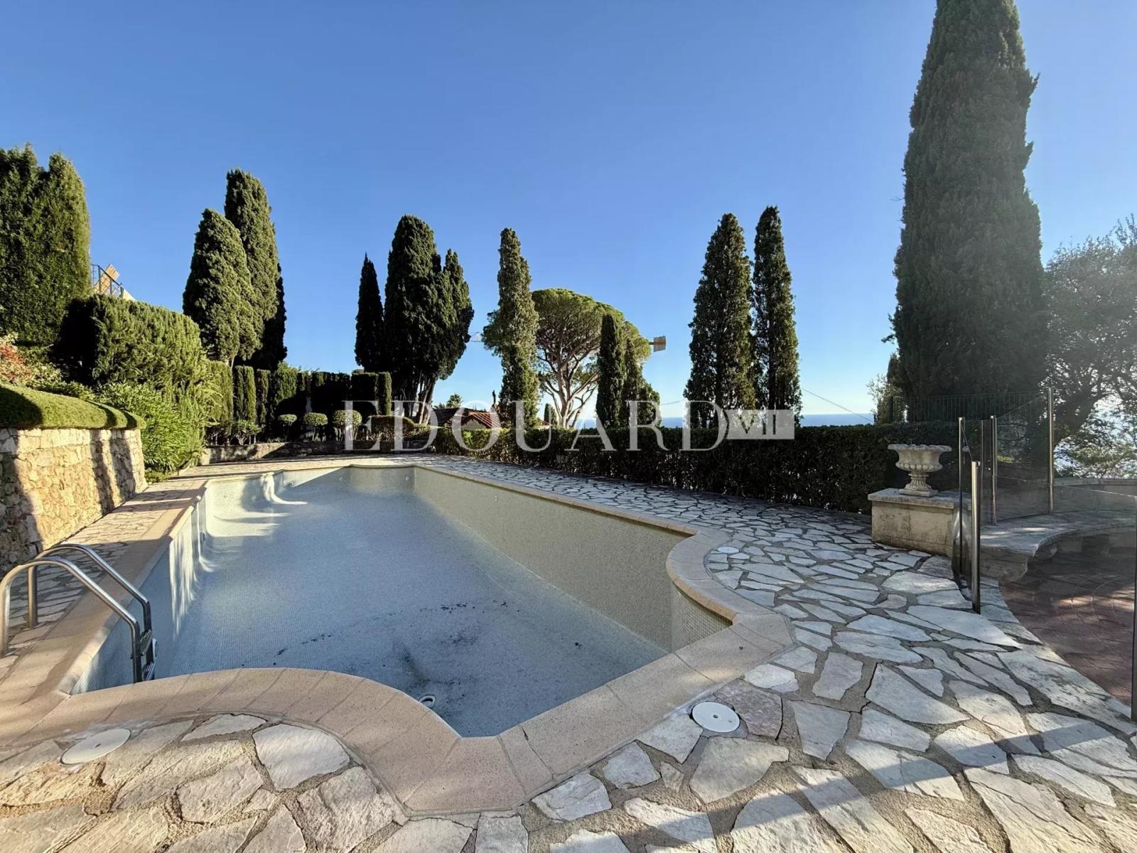 En exclusivité trois pièces avec vue mer imprenable, dans magnifique immeuble avec piscine et parc